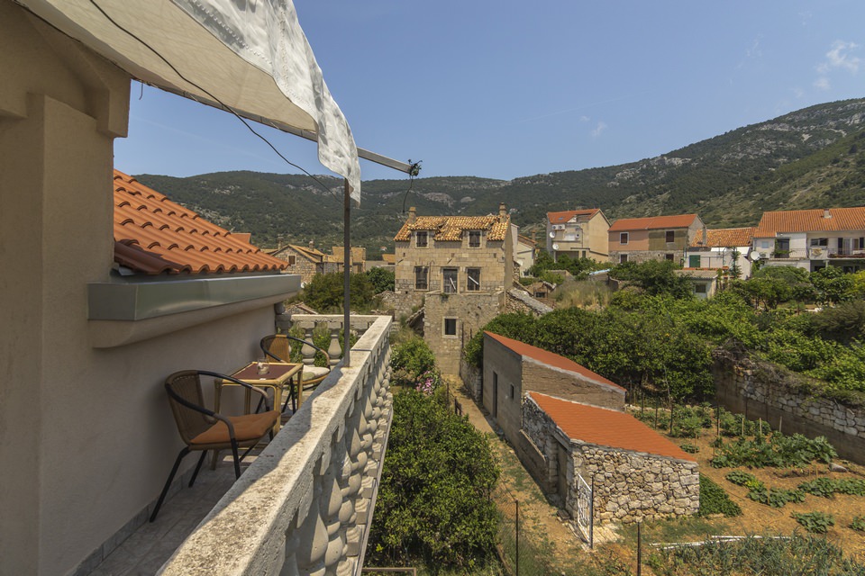 apartments mariani komiza, apartment no.5-terrace and view